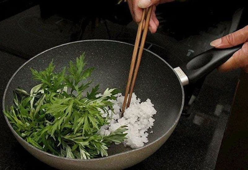 chườm ngải cứu chữa đau đầu