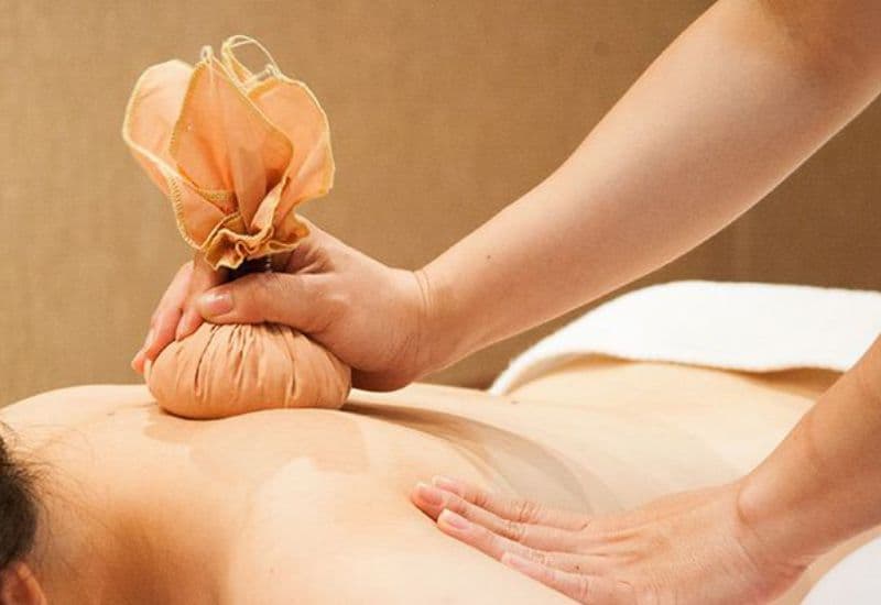 chườm ngải cứu có tác dụng gì