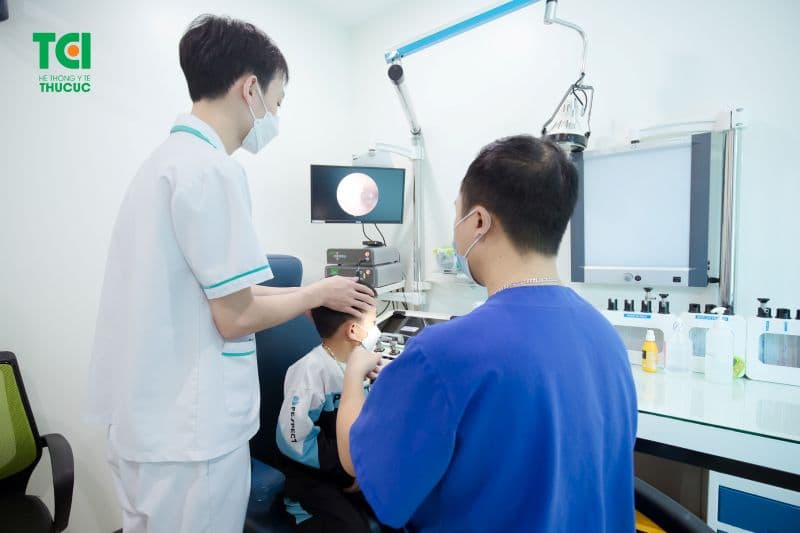 đặt ống tai cho trẻ viêm tai giữa
