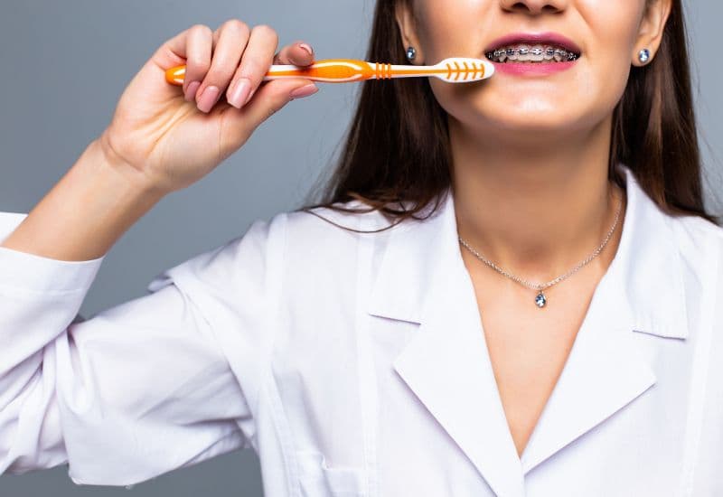 dấu hiệu tiêu xương răng khi niềng