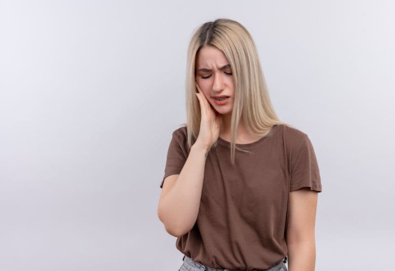 dấu hiệu tiêu xương răng khi niềng
