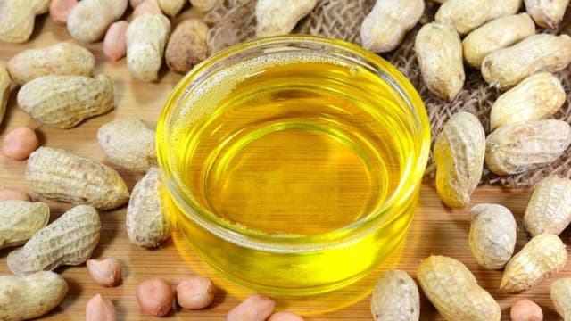 Dầu lạc bao nhiêu calo? Ăn có béo không?