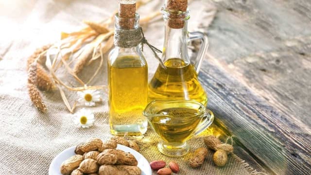 Dầu lạc có tốt không? Tác hại của dầu lạc?