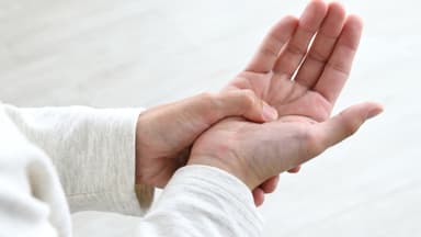 Hay tê tay chân là bị gì? Các trường hợp cần lưu ý