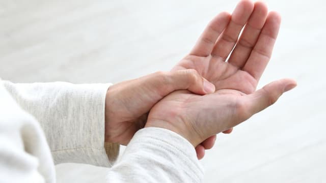 Hay tê tay chân là bị gì? Các trường hợp cần lưu ý