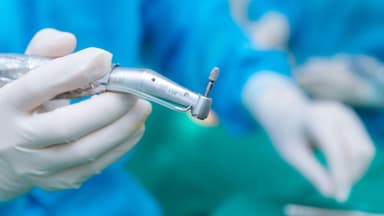 Ai không nên trồng răng implant?