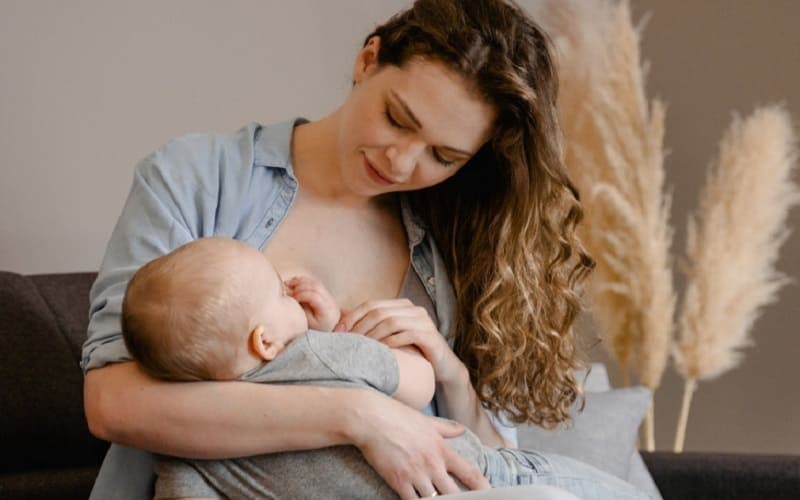 cách thử sữa cho trẻ dị ứng đạm bò