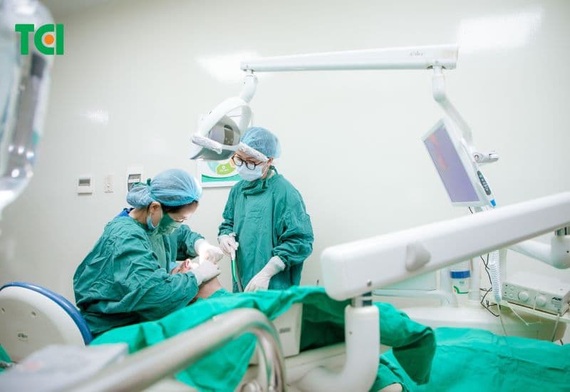 nên làm răng bắc cầu hay implant