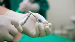Nên làm răng bắc cầu hay implant?