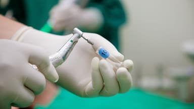 Nên làm răng bắc cầu hay implant?