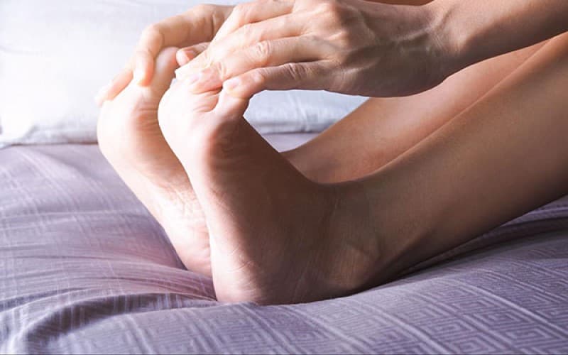 tại sao lại bị tê bì chân tay