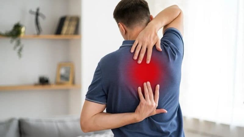 đau lưng phía sau phổi