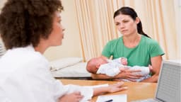 Phụ nữ sau sinh nổi mề đay, phải làm sao?