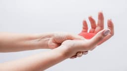 Tại sao lại bị tê bì chân tay?
