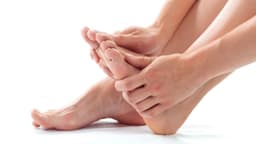 Vì sao tê yếu chân tay sau khi mổ đốt sống cổ?