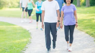 Bị thoát vị đĩa đệm có nên đi bộ không?