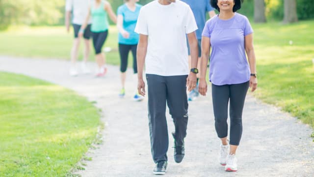 Bị thoát vị đĩa đệm có nên đi bộ không?