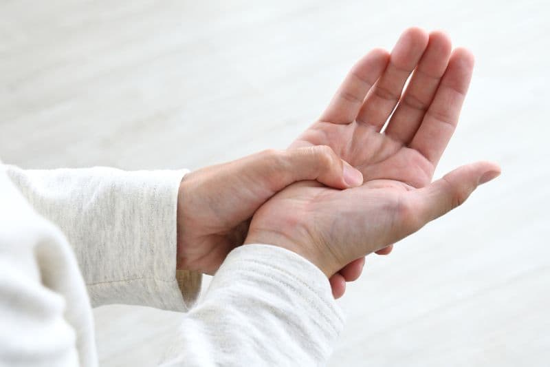 hay tê tay chân là bị gì