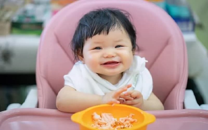 bé dị ứng đạm bò ăn tôm được không