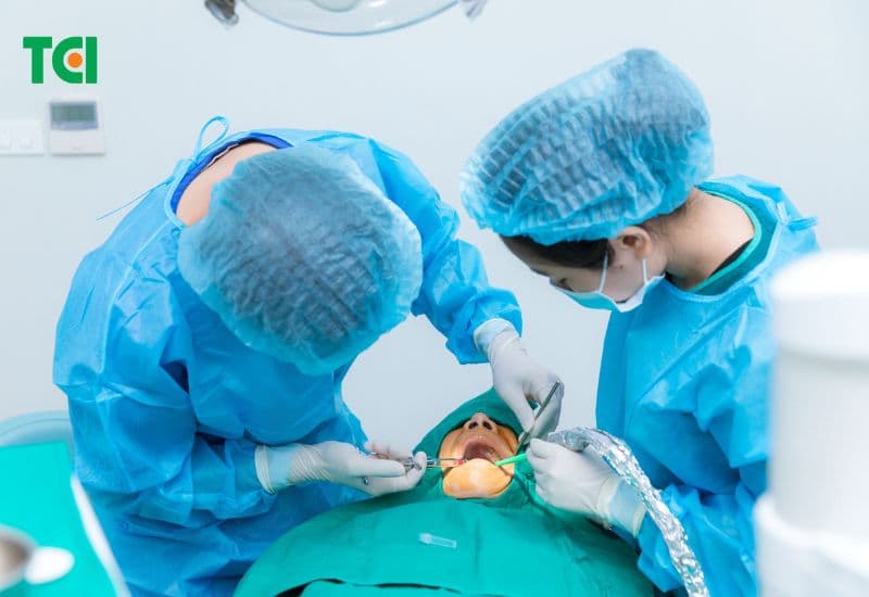 trồng răng số 7 có đau không