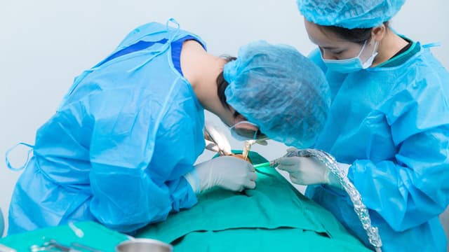 Trồng răng số 7 có đau không?