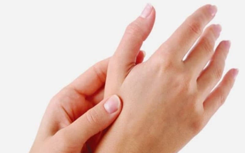 tại sao lại bị tê bì chân tay