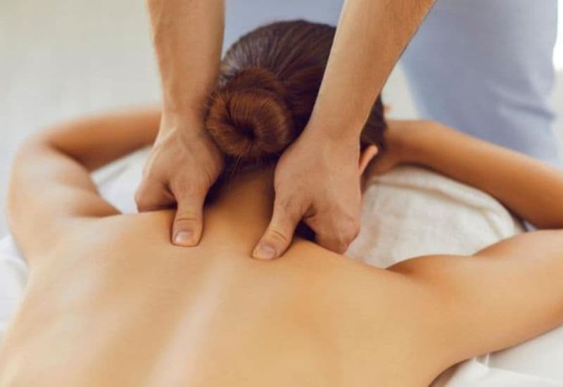 xoa bóp bấm huyệt cổ vai gáy