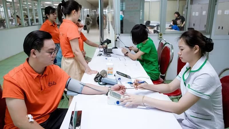 Các bác sĩ thuộc hệ thống y tế Thu Cúc TCI khám sức khỏe miễn phí cho công nhân Công ty Shints BVT.