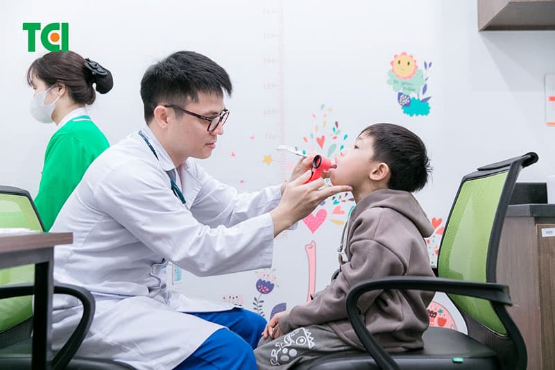 Lựa chọn bác sĩ nhi giàu kinh nghiệm giúp trẻ được thăm khám chính xác, hạn chế căng thẳng và nâng cao hiệu quả điều trị.