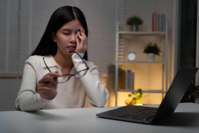 đau đầu vùng trán và hốc mắt