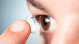 Mắt đeo lens nhỏ nước mắt nhân tạo được không?