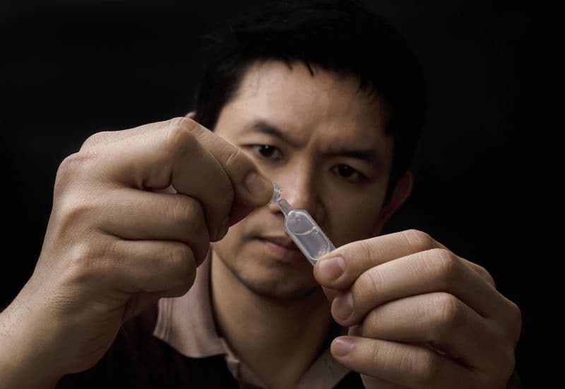 nước mắt nhân tạo khác gì thuốc nhỏ mắt