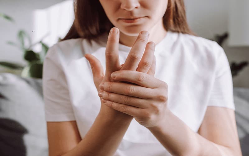 Tê ngón tay là dấu hiệu bệnh gì?