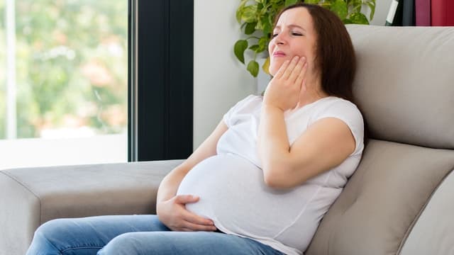 Bị sâu răng khi mang thai phải làm sao?