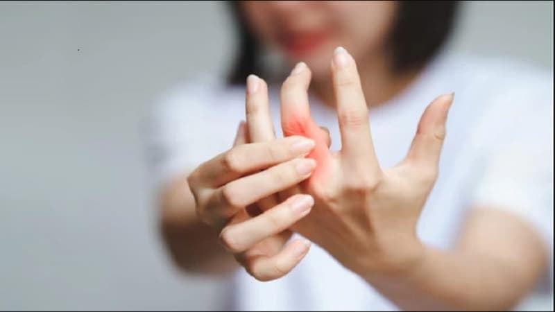 Tê ngón tay là dấu hiệu bệnh gì?