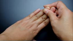 Tê ngón tay là dấu hiệu bệnh gì?