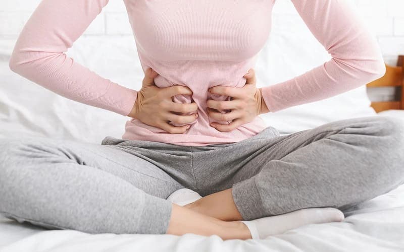 đau giữa bụng là dấu hiệu bệnh gì