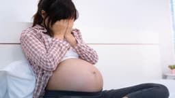 Vì sao dễ bị trầm cảm khi mang bầu?