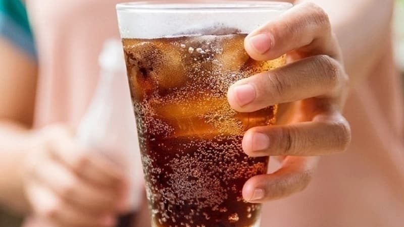 uống nước ngọt nhiều có bị suy thận không
