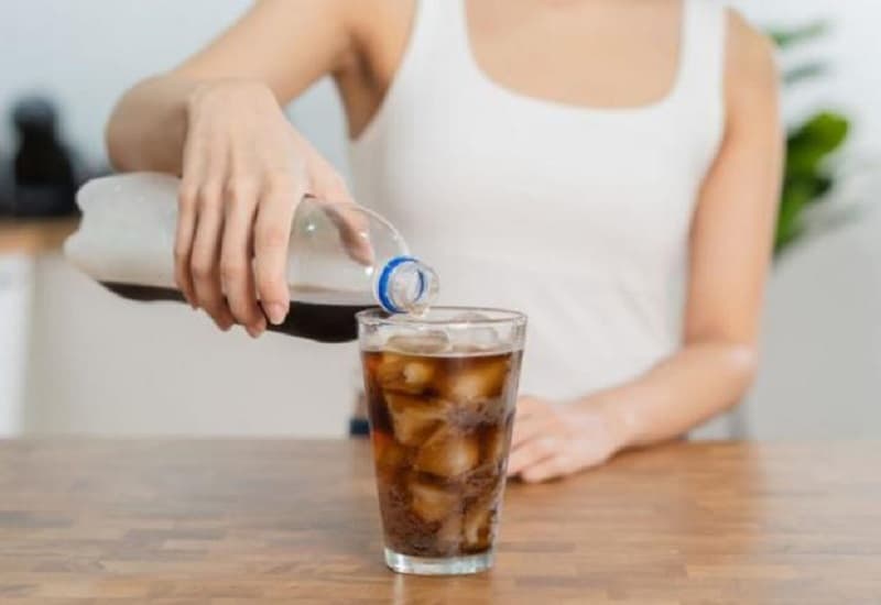 uống nước ngọt nhiều có bị suy thận không