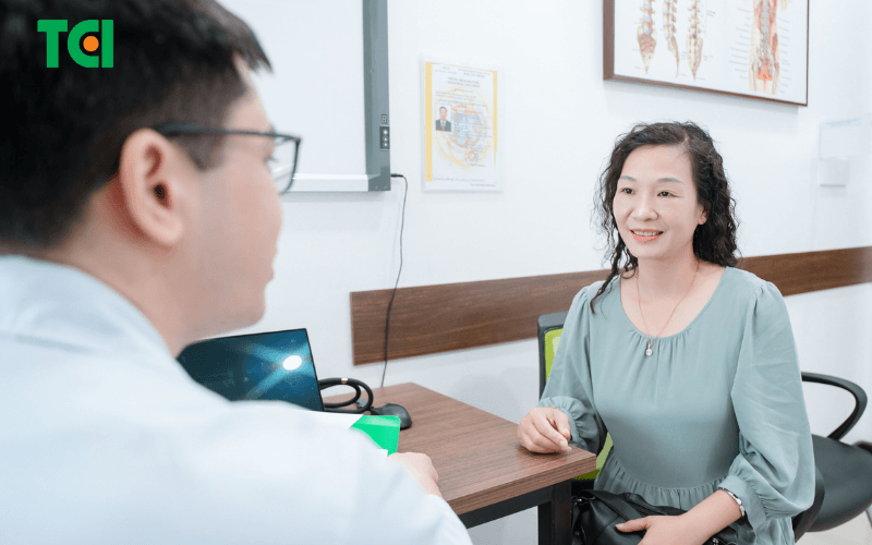 Bác sĩ Thu Cúc TCI trực tiếp thăm khám và tư vấn 1:1, mang đến phác đồ điều trị chuyên biệt và sự an tâm tuyệt đối cho người bệnh.