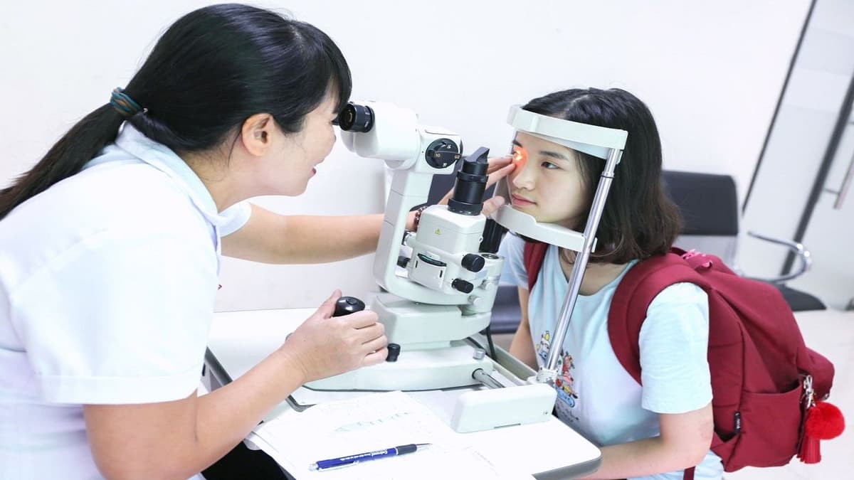 Bác sĩ đo kính mắt ở Nghĩa Đô giỏi, tư vấn tận tình