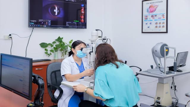 Bác sĩ đo kính mắt ở Tây Mỗ khám kỹ, cắt kính đúng độ