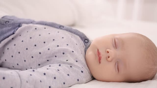Bé 2 tháng tuổi ngủ bao nhiêu tiếng 1 ngày? Lịch ngủ phù hợp để trẻ phát triển khỏe mạnh
