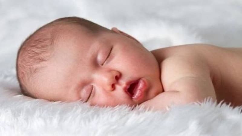 bé 2 tháng tuổi ngủ bao nhiêu tiếng 1 ngày