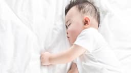 Bé 2 tháng tuổi ngủ ngáy có sao không? Ảnh hưởng đến hô hấp, giấc ngủ và sự phát triển