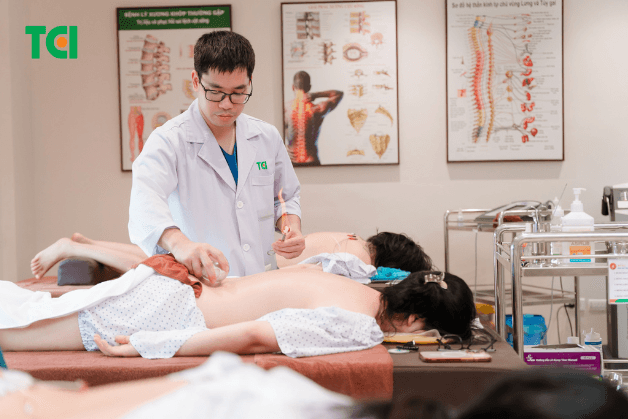 Xua tan cảm giác nhức mỏi, nặng nề ở cột sống lưng với liệu pháp giác hơi nhiệt chuyên sâu, được trực tiếp thực hiện bởi đội ngũ bác sĩ giàu kinh nghiệm.