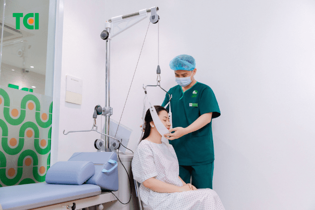 Liệu pháp kéo giãn cột sống cổ bằng máy giúp giải phóng chèn ép rễ thần kinh và giảm đau mỏi vai gáy hiệu quả.