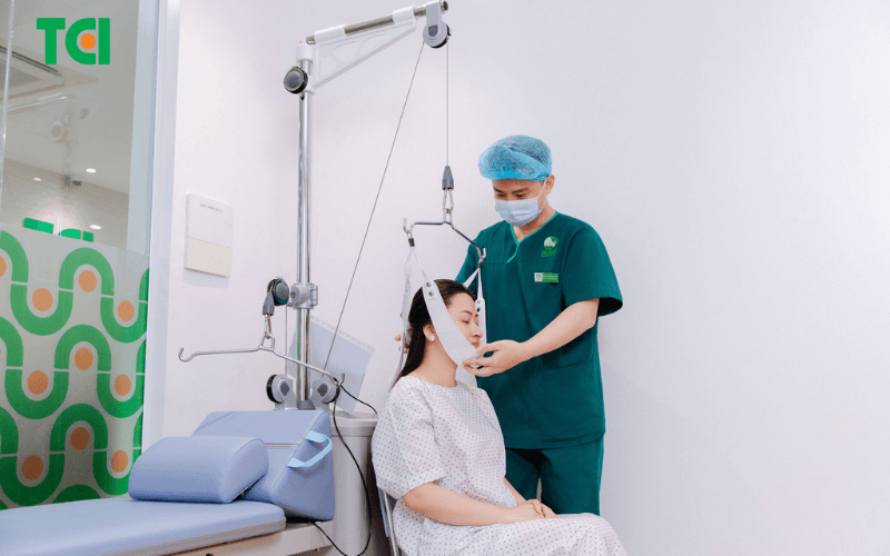 Liệu pháp kéo giãn cột sống cổ bằng máy giúp giải phóng chèn ép rễ thần kinh và giảm đau mỏi vai gáy hiệu quả.