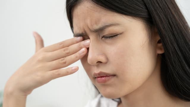 Mắt mờ là triệu chứng gì? Nguyên nhân?